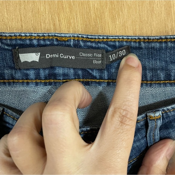 UC- Levi’s classic rise boot cut jeans - Picture 4 of 5